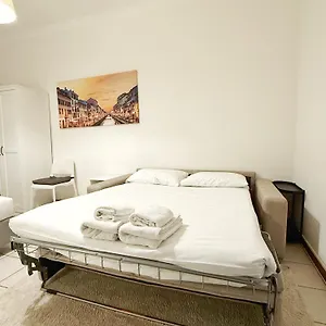 https://la-dolce-vita-navigli.italymilanhotels.net